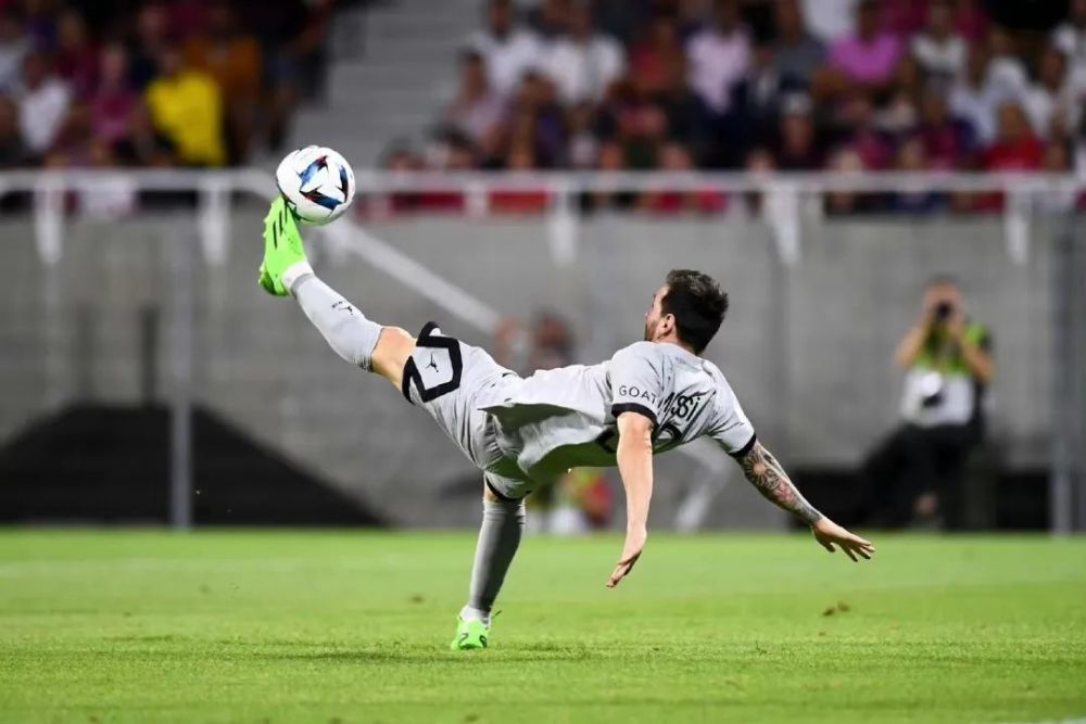  图卢兹定位球配合精妙，头球接力破门展现团队默契